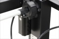 Silnik elektryczny połączony z metalową nogą stelaża elektrycznego PRATO 01E-2T.
