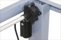 Silnik elektryczny połączony z metalową nogą stelaża elektrycznego PRATO 01E-2T.